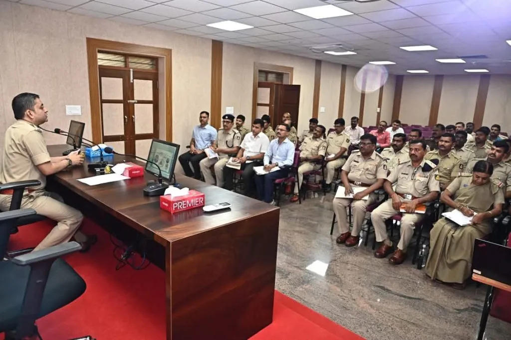 तंत्रज्ञानाविषयी पोलीस अधिकाऱ्यांना मार्गदर्शन Guidance for police officers on technology