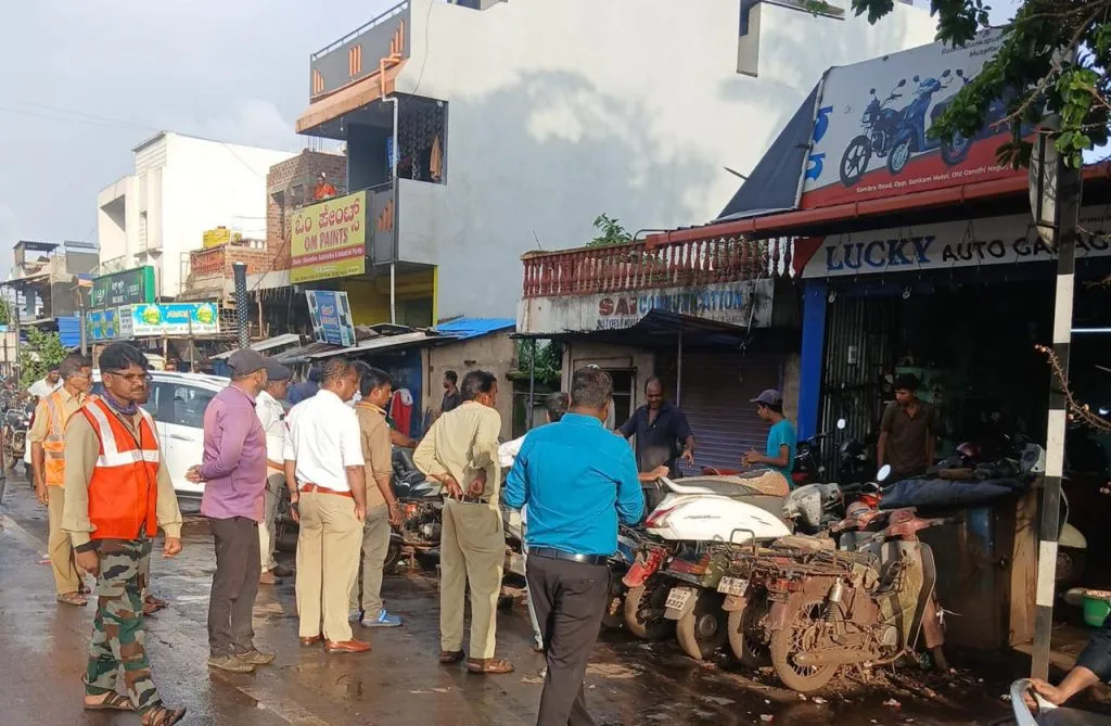 संकम हॉटेल रोडवरील रस्त्याने घेतला मोकळा श्वास The road on Sankam Hotel Road took a breath of fresh air.