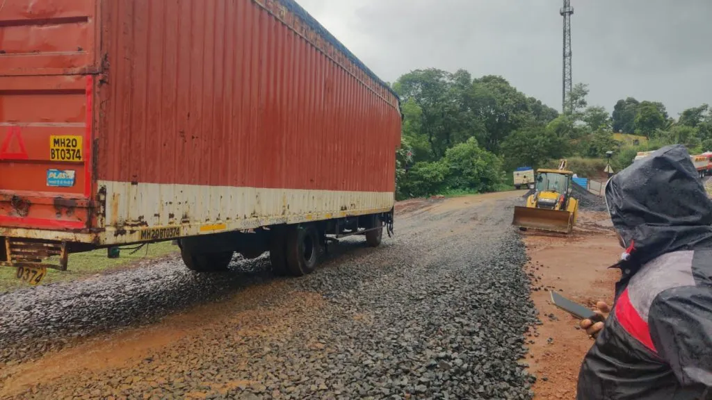 कराड-चिपळूण महामार्ग अखेर 36 तासानंतर सुरू Karad-Chiplun highway finally reopens after 36 hours