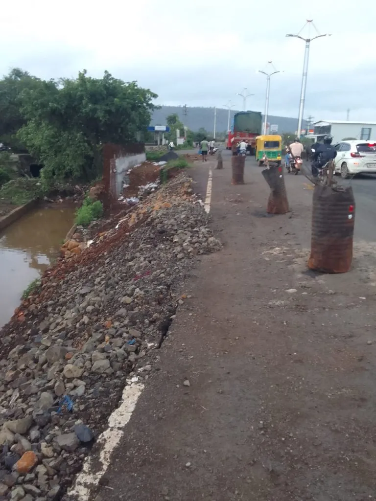 ‘ते’ अर्धवट काम पूर्ण करण्याची मागणी Demand to complete 'that' partial work