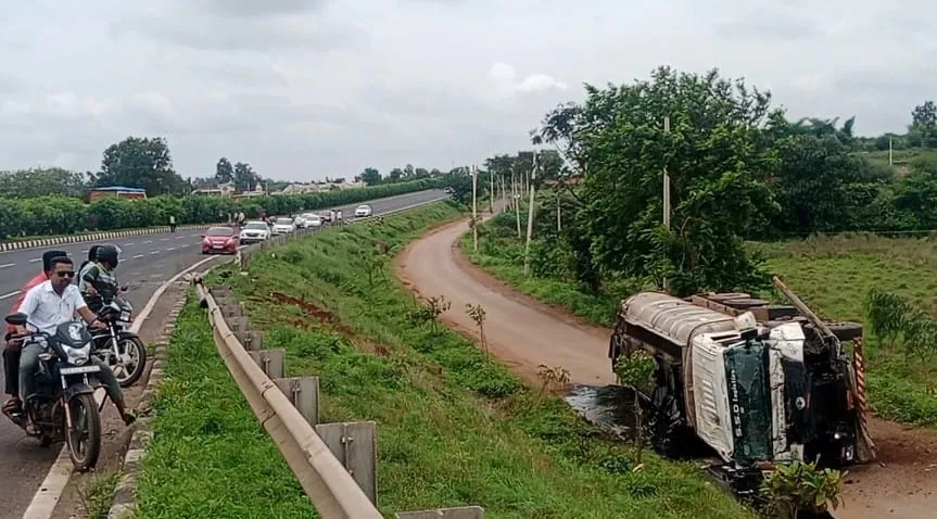 An old tanker collided with a tipper truck