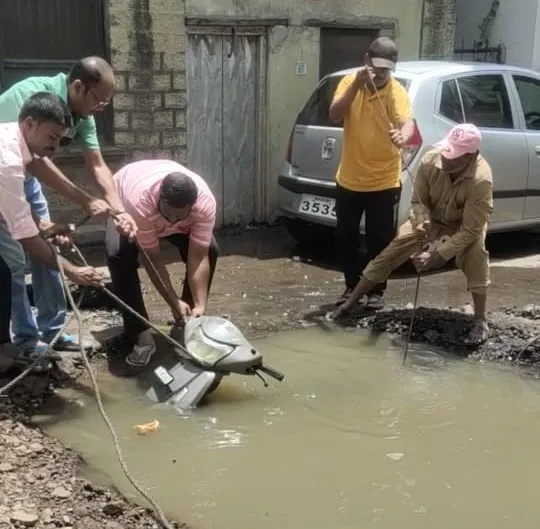 A young man fell into a drainage pit along with his two-wheeler near Khasbag
