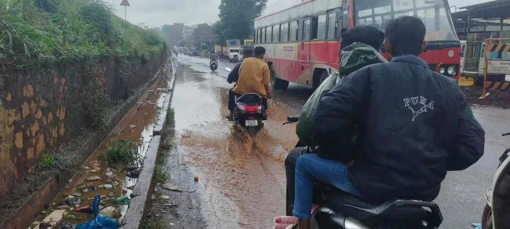 Knee-deep water on Ujjwalnagar service road