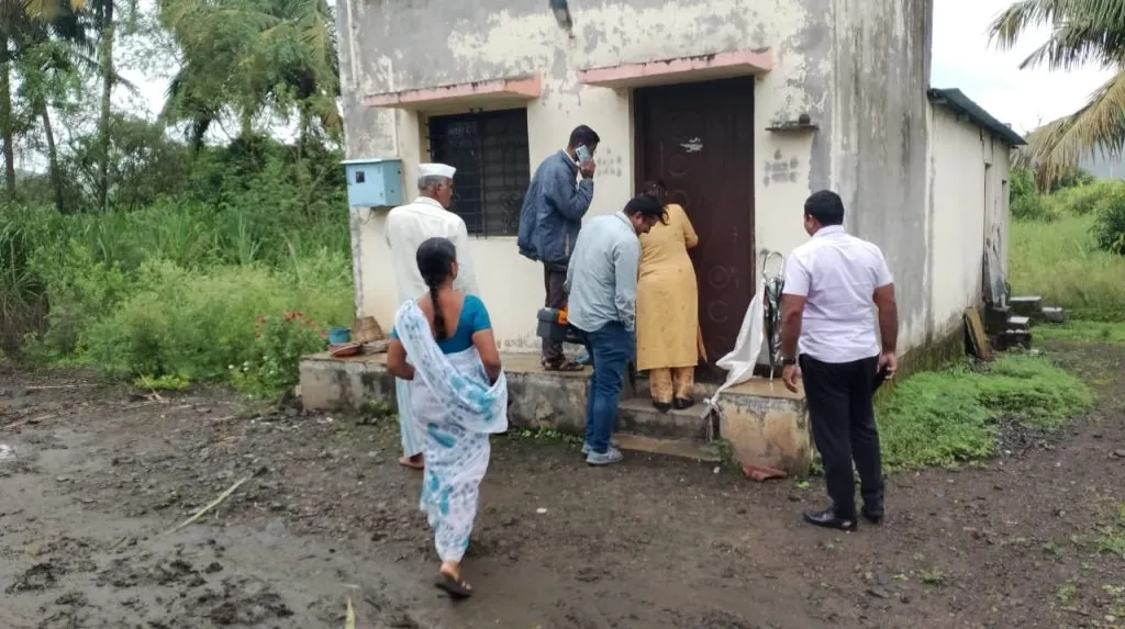 कोयत्याचा धाक दाखवत जबरी चोरी Armed robbery committed by threatening with a sickle