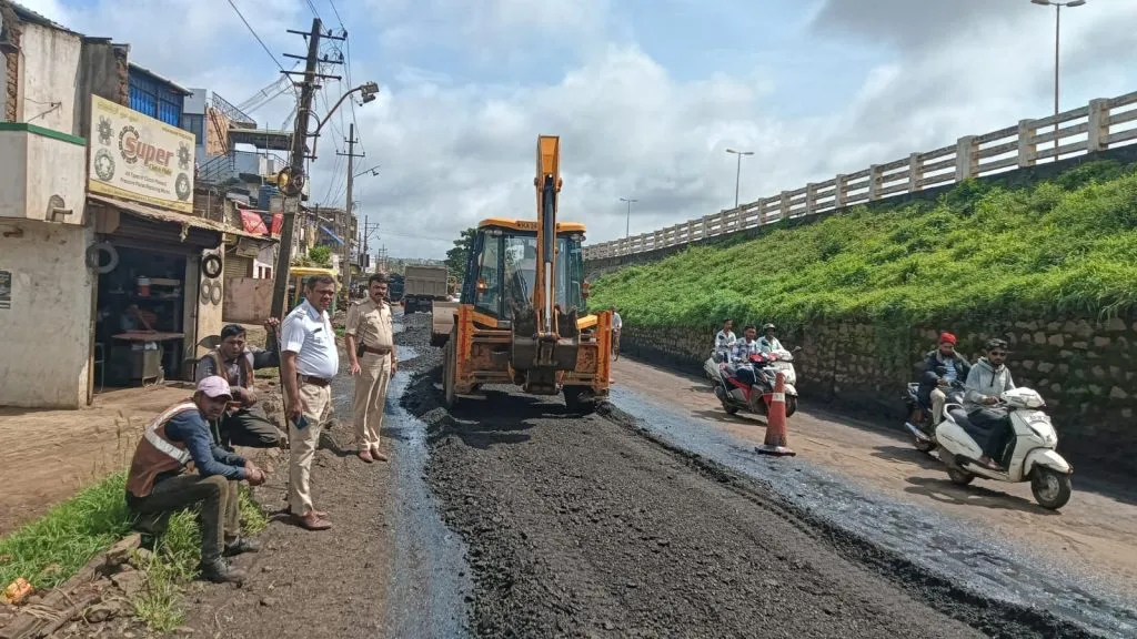 Finally, the Gandhinagar service road is asphalted.