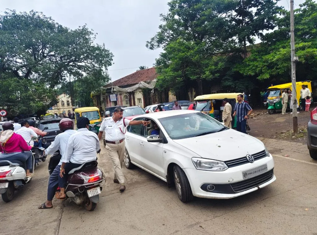 जिल्हाधिकारी कार्यालय परिसरातील पार्किंग हटविले Parking removed from the Collectorate premises