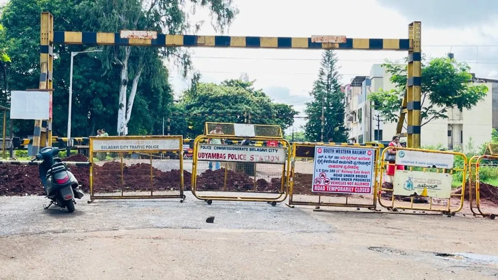 अनगोळ चौथे रेल्वेगेट बंद केल्याने नागरिकांचे हाल Citizens' plight due to closure of the fourth railway gate in Angol