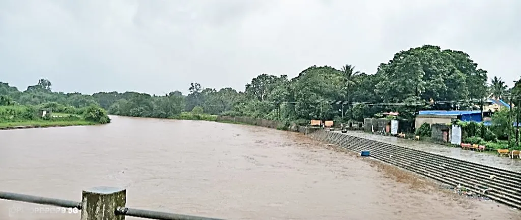 Flood in Khanapur taluka: Water level of rivers and drains increases drastically
