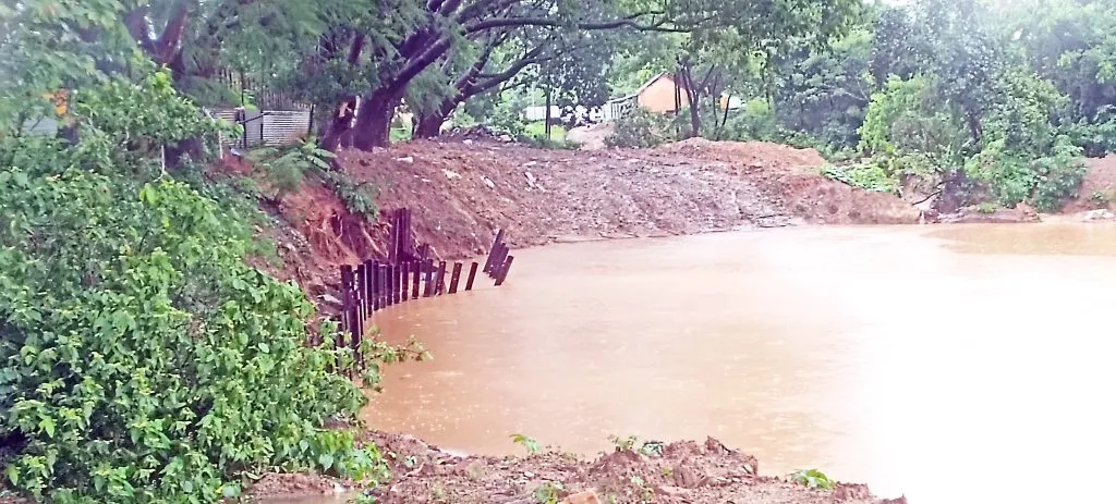 भुयारी मार्गाच्या कामामुळे रस्ता खचण्याचा धोका Road collapse risk due to subway work