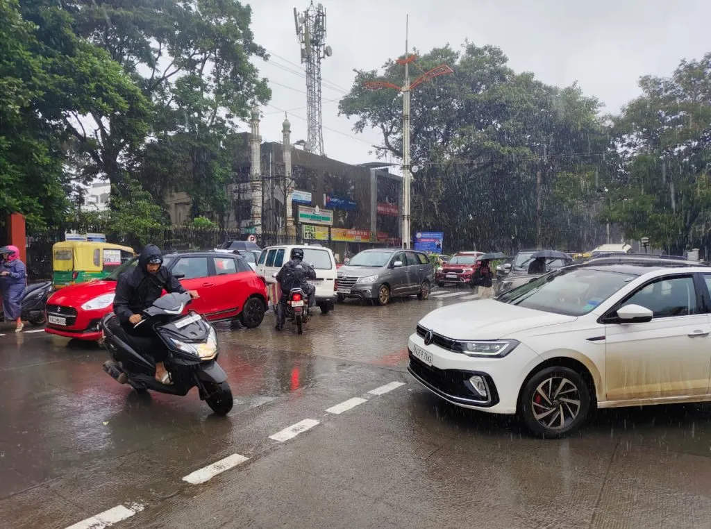 भरपावसात मुख्य रस्त्यावर ट्रॅफिक जाम Traffic jam on main road during heavy rain