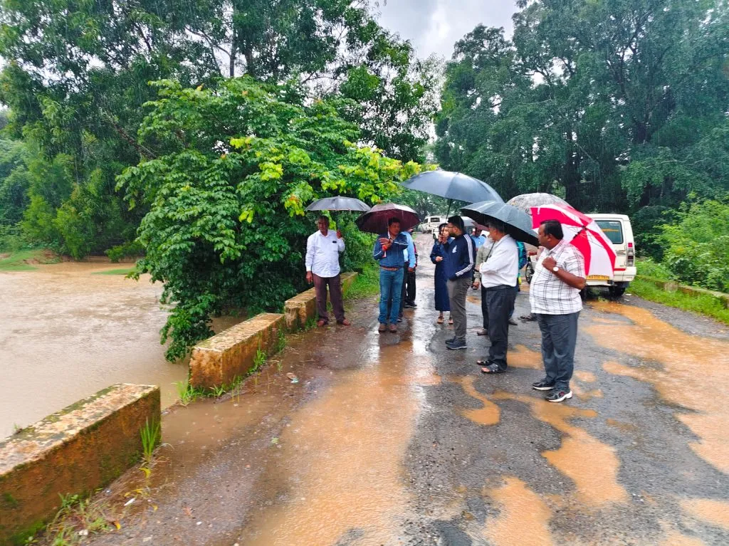 जि. पं. सीईओ शिंदे यांची खानापुरातील गावांना भेट District Panchayat CEO Shinde visits villages in Khanapur
