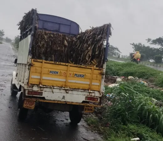 Tempo driver caught dumping garbage near national highway