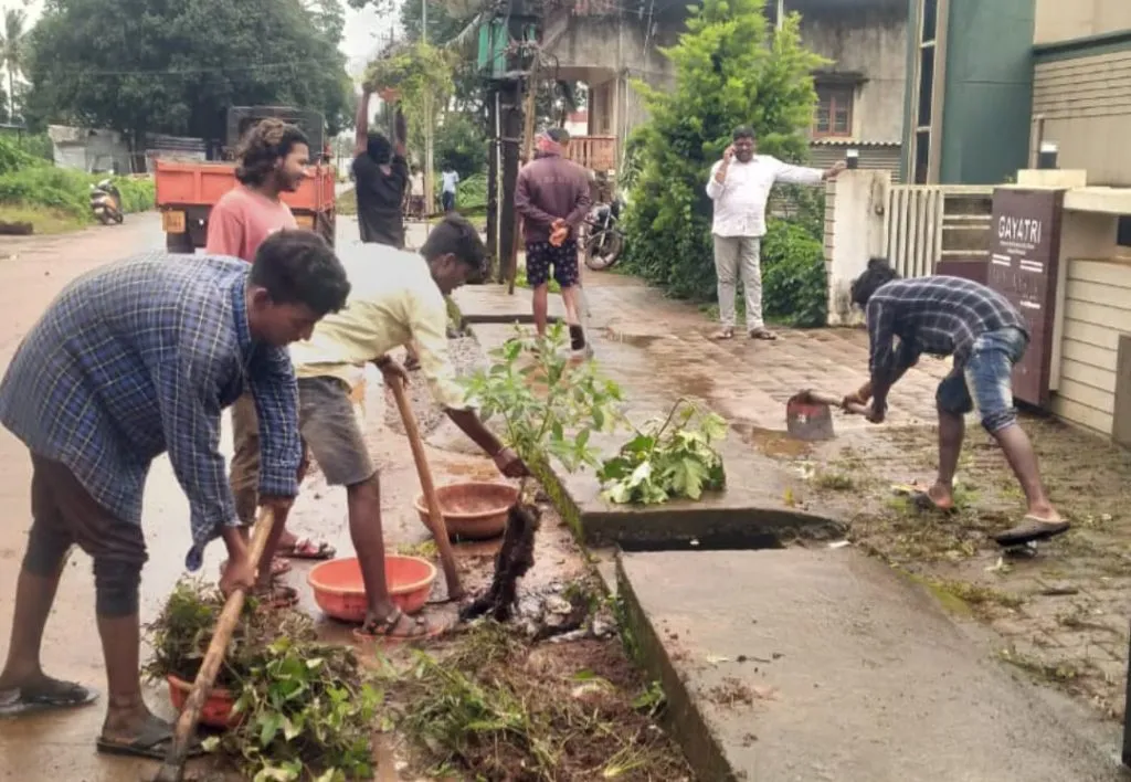 Cleaning of sewers in Savgaon by the Gram Panchayat