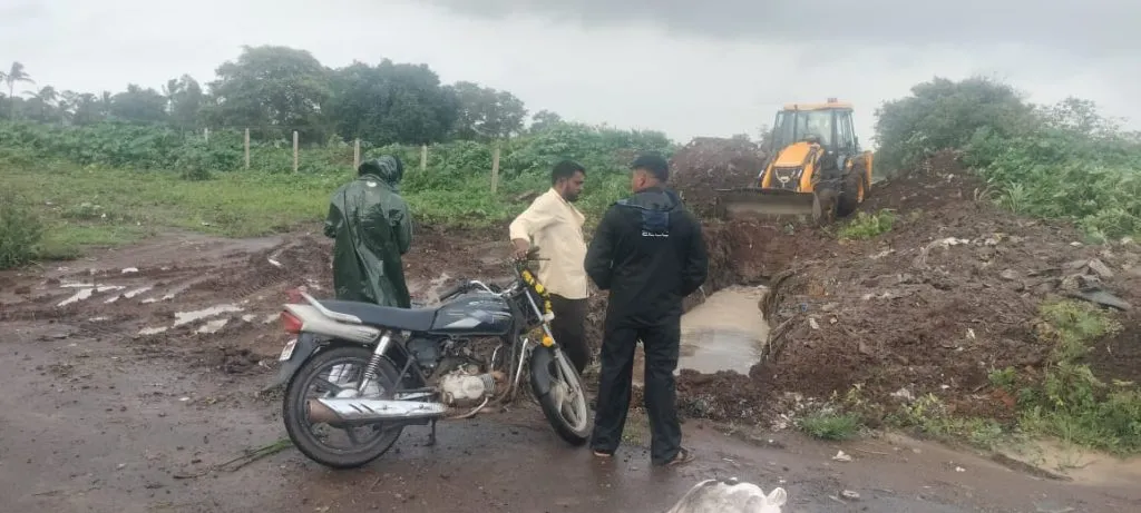 नाल्याचे पाईप खुले केल्याने पाण्याचा निचरा Water drainage by opening the drain pipe