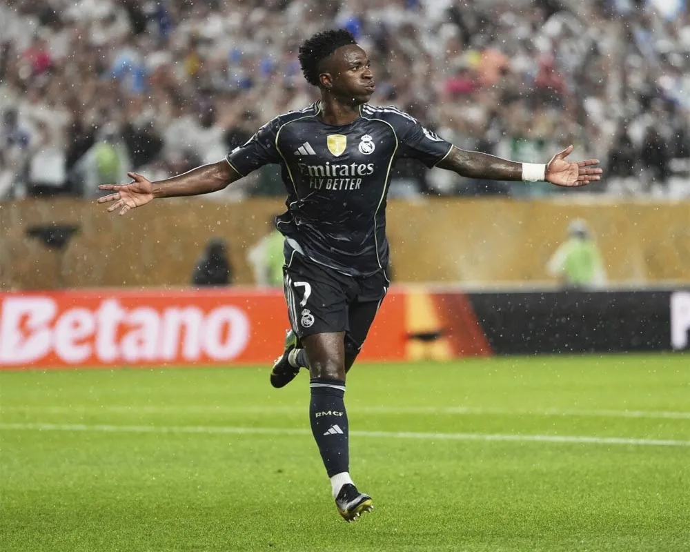 Real Madrid advances with 3-0 win over Salzburg