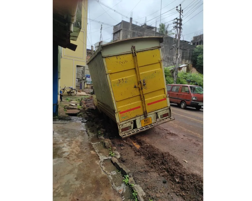 Tempo stuck in the grass at Narvekar Street