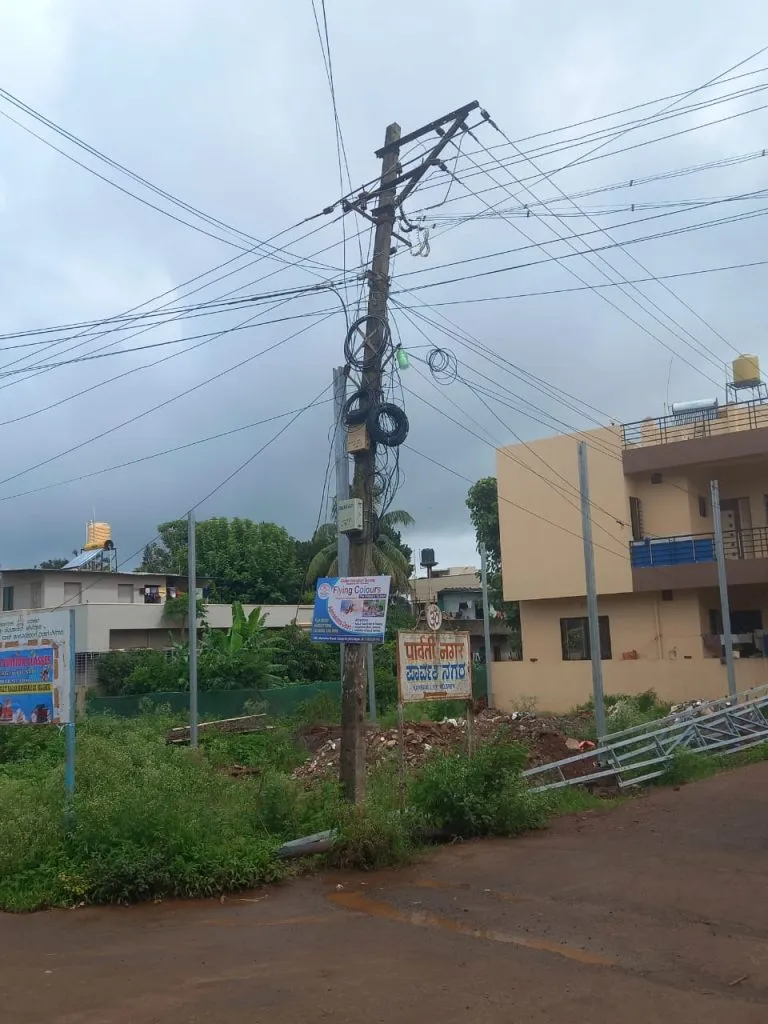 Parvati Nagar residents demand removal of dangerous electric poles