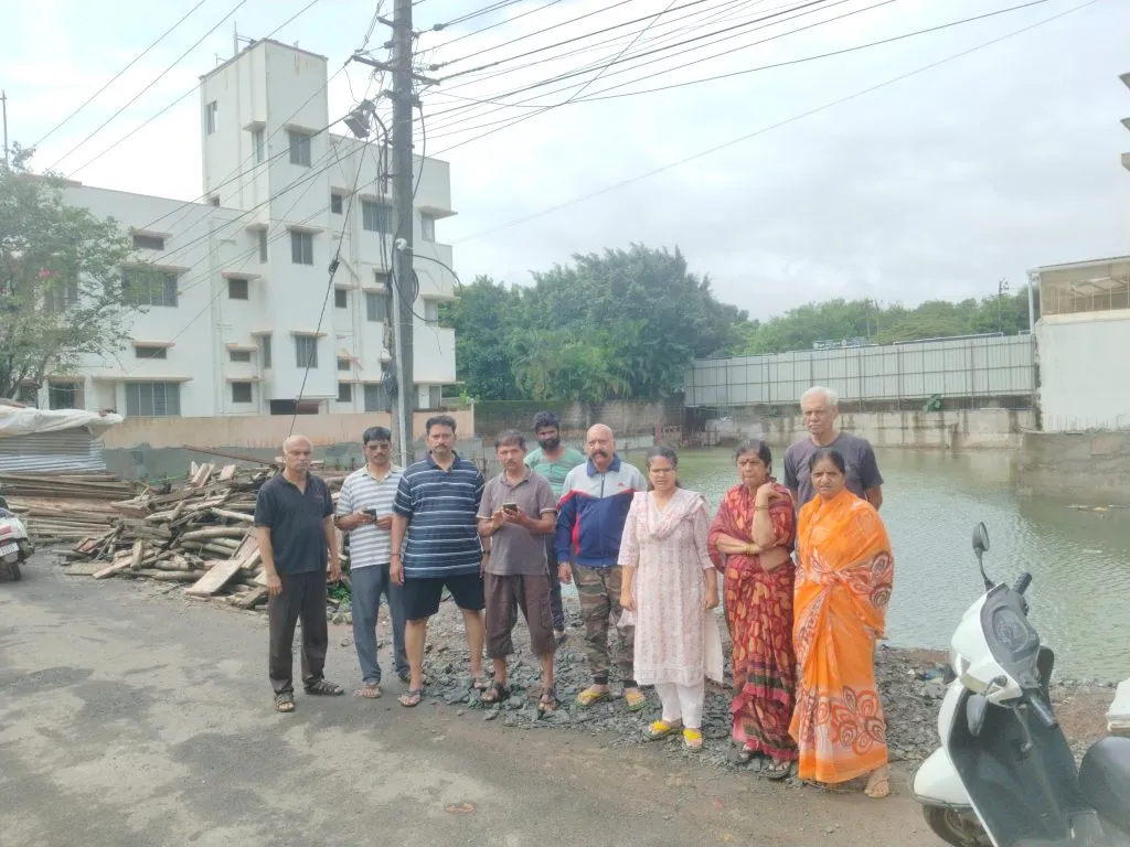 विनायकनगर येथील नव्या बांधकामामुळे परिसरातील घरांना धोका New construction in Vinayak Nagar poses a threat to homes in the area
