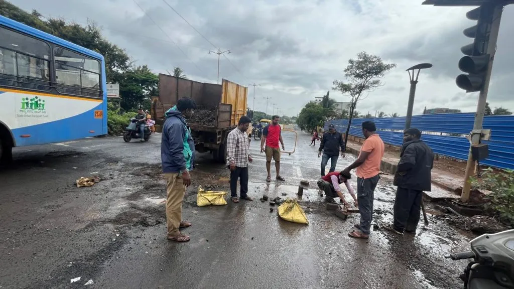 उद्यमबाग रस्त्यावरील खड्डे तात्पुरते बुजविले Potholes on Udyambag road temporarily filled