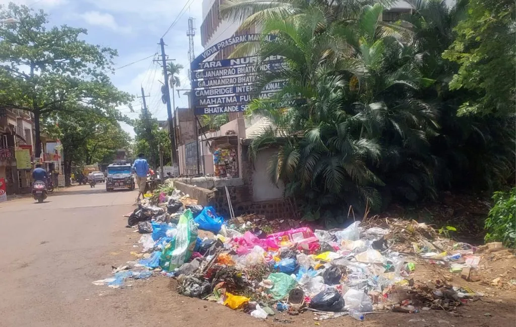 भातकांडे स्कूलजवळ कचऱ्याचा ढीग Heap of garbage near Bhatkande School
