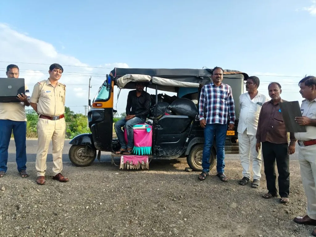 बेकायदा रेशन धान्य वाहतूक, चौघांना अटक Four arrested for illegal transportation of ration grains