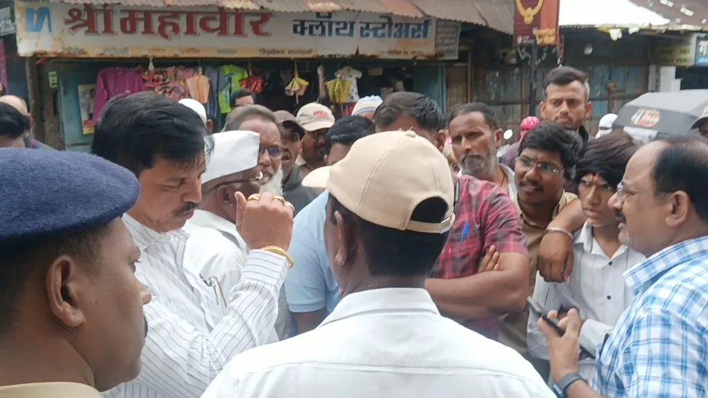 Hide and seek between hawkers and police