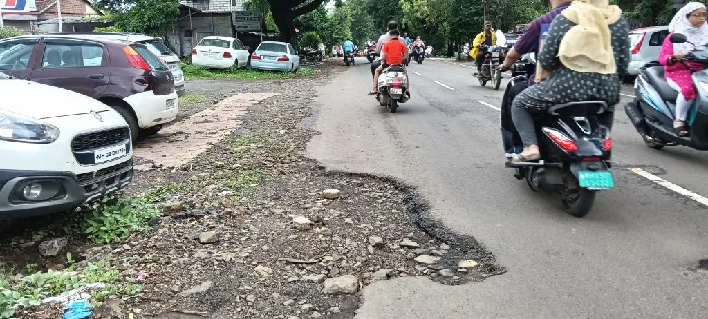 सुभाषनगरमधील मुख्य रस्ता अर्ध्यापर्यंत उकरलेलाच The main road in Subhashnagar remains half-dug up
