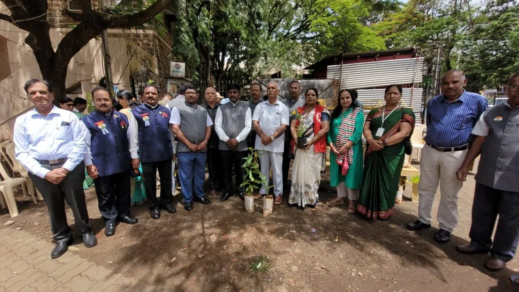 माजी सैनिक महासंघातर्फे रोपट्यांचे वाटप Distribution of saplings by Ex-Servicemen's Federation