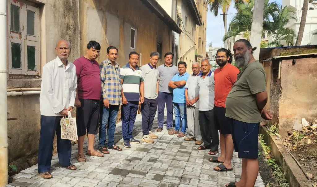 Satisfaction with the installation of pavers on the service road in Hindwadi