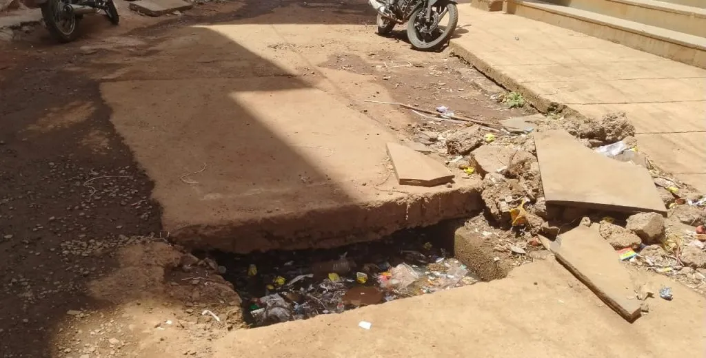 महात्मा फुले रोडवरील गटारींच्या सफाईकडे दुर्लक्ष Neglect in cleaning of drains on Mahatma Phule Road
