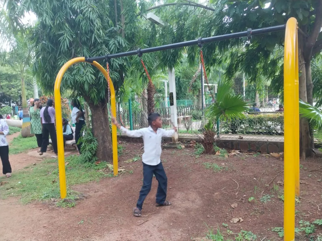 छत्रपती शिवाजी महाराज उद्यानातील खेळाचे साहित्य मोडकळीस Sports equipment in Chhatrapati Shivaji Maharaj Park damaged