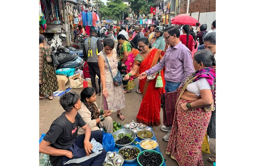 वटपौर्णिमेनिमित्त खरेदीसाठी महिलांची बाजारात गर्दी Women throng the market for shopping on the occasion of Vat Purnima