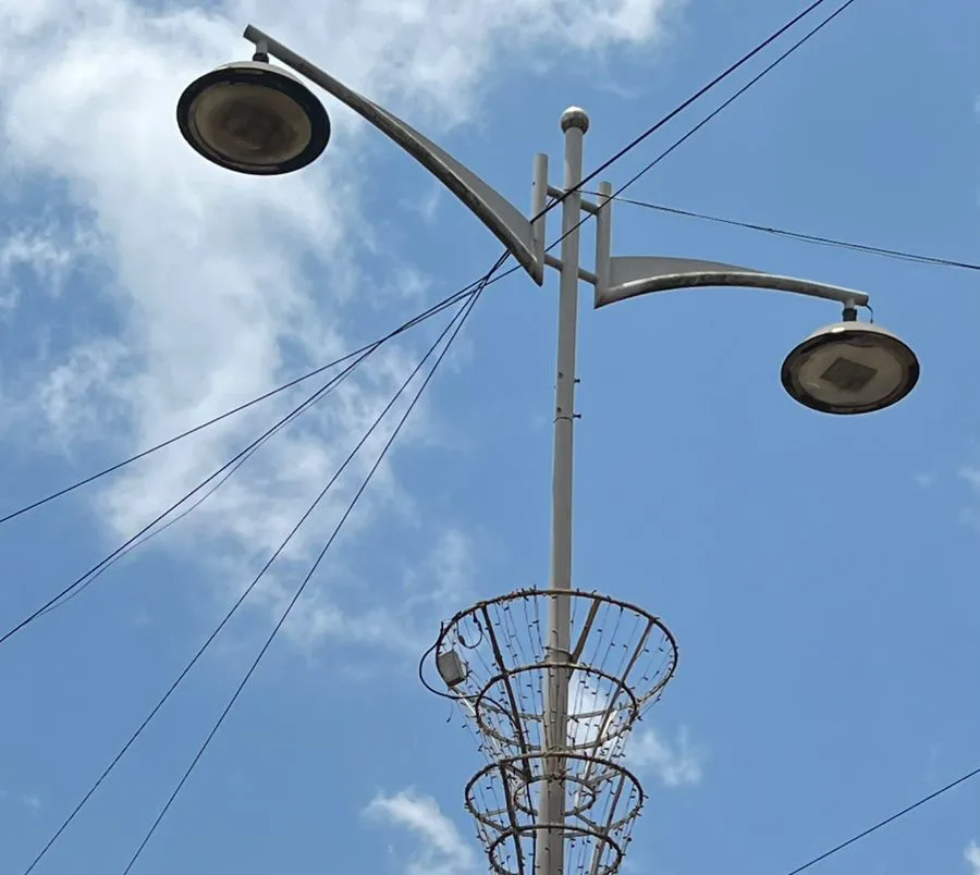 Decorative street lamp garlands turned into decorative items