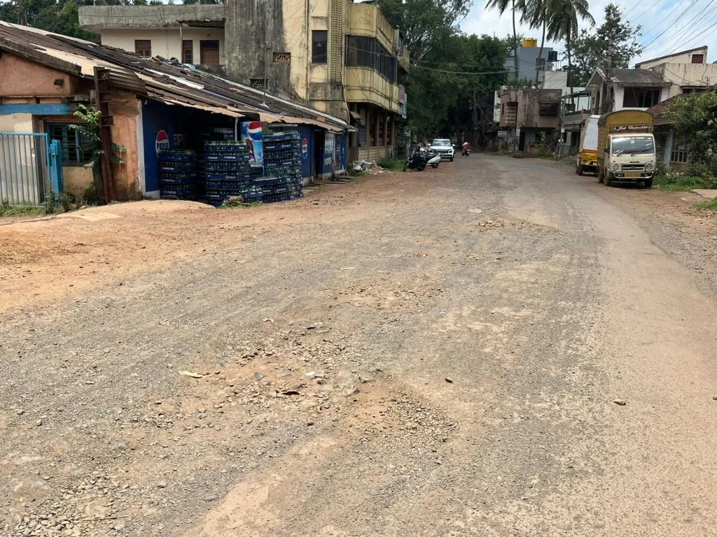 गुड्सशेड रोड वाहतुकीसाठी बनला धोकादायक Goods Shed Road has become dangerous for traffic.