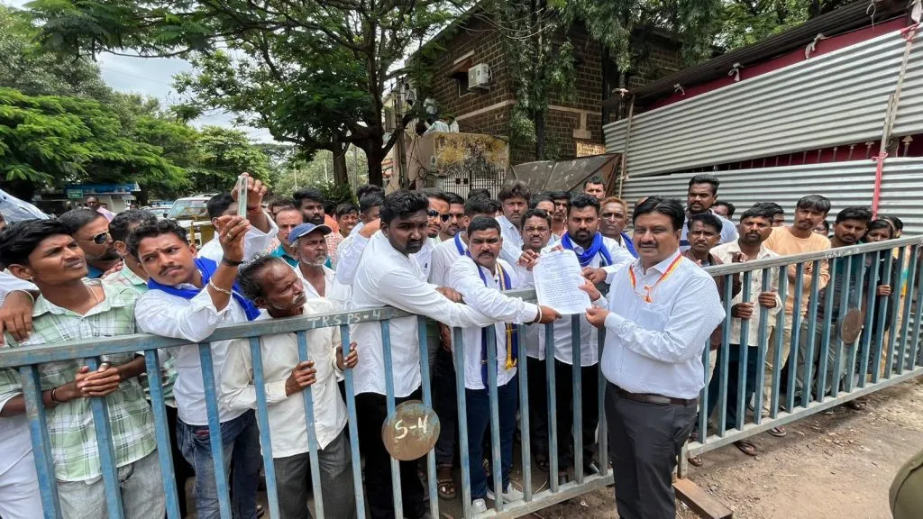 हिरेकोडी येथील टीआय कारखाना बंद न करण्याची निवेदनाद्वारे मागणी Demand through a statement not to close the TI factory in Hirekodi