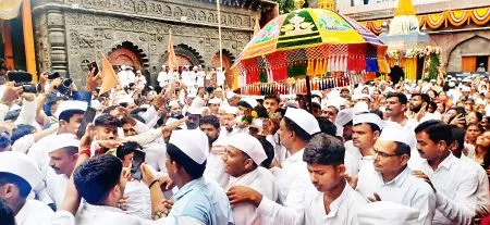 The departure of Tukoba's palanquin amidst a shower of devotion