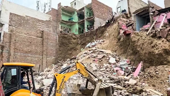 मथुरेत खोदाईवेळी सहा घरे कोसळली Six houses collapsed during excavation in Mathura