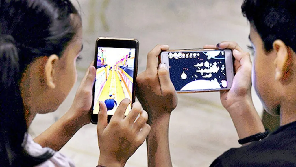 99 टक्के लहानगी मोबाईलच्या आहारी 99 percent of children are addicted to mobile phones