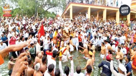 Vari Pandhrichi 2025: माउलींचे नीरा स्नान, भक्तिरसात न्हालेली एक दिव्य अनुभूती chants of 'Gyanoba Mauli Tukaram' sound of talisman and mridung