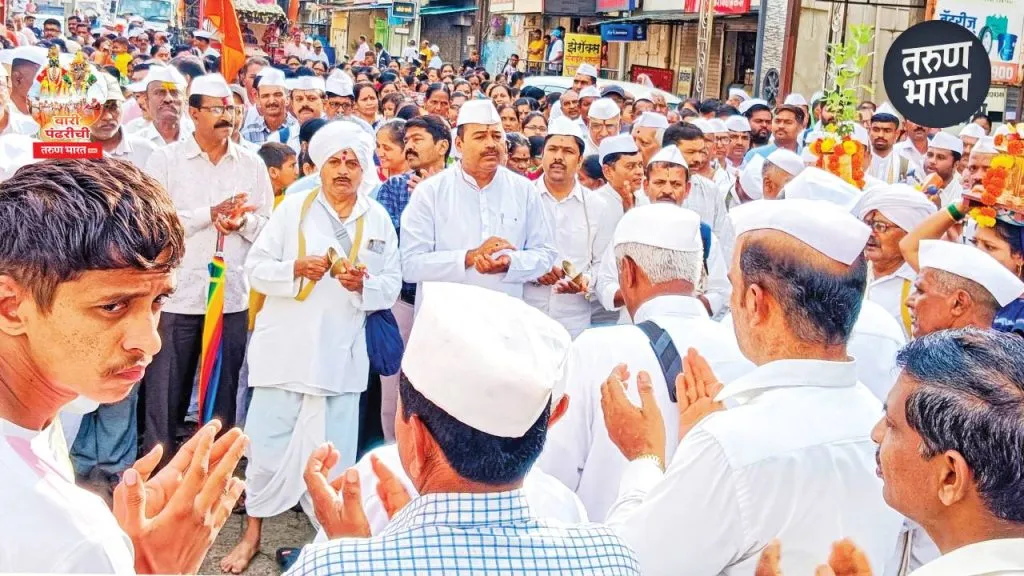Vari Pandharichi 2025: आनदें भरीन तिन्ही लोक.. जाईन गे माये तया पंढरपुरा, दिंड्यांचे प्रस्थान Along Dindyas villages around Kolhapur heading towards Pandhari