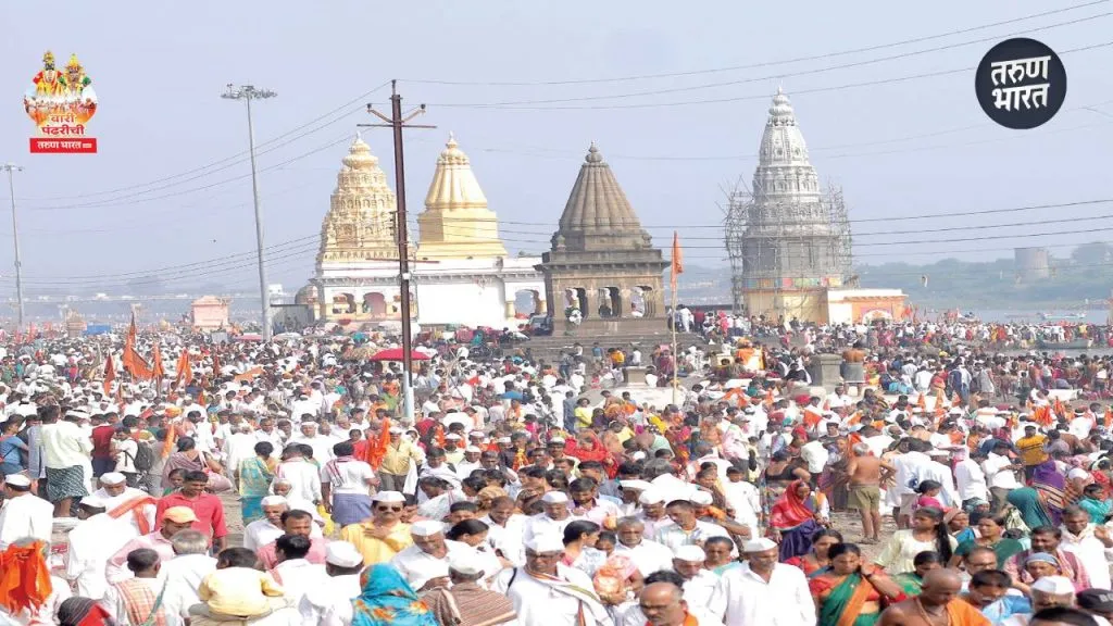 Ekadashi everyone in Pandharpur come out their homes see Lord