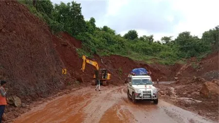 Amba Ghat Landslide: आंबा घाटात दख्खनमध्ये कोसळली दरड, वाहतूक ठप्प Dakhkhan village water supply scheme gone under a pile of soil