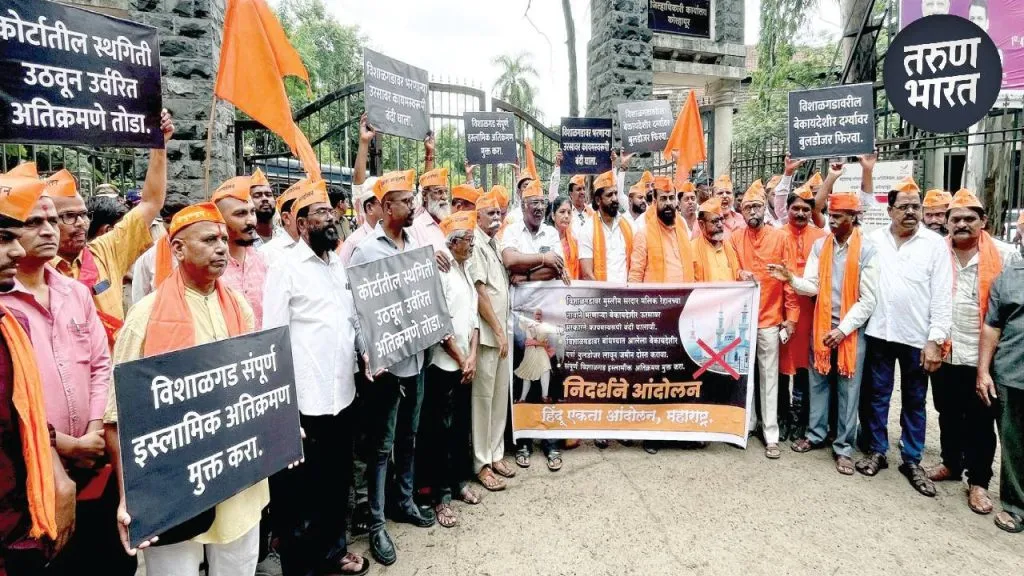Protesting District Collector Office, Hindutva activists warned by fort