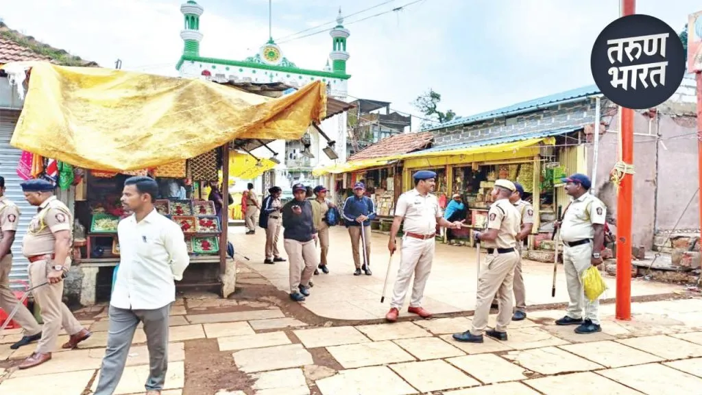 Vishalgad Fort Eid: विशाळगडावर पोलीस बंदोबस्तात ईद, कोर्टाच्या आदेशाचे पालन Police have been deployed in the area to maintain law and order