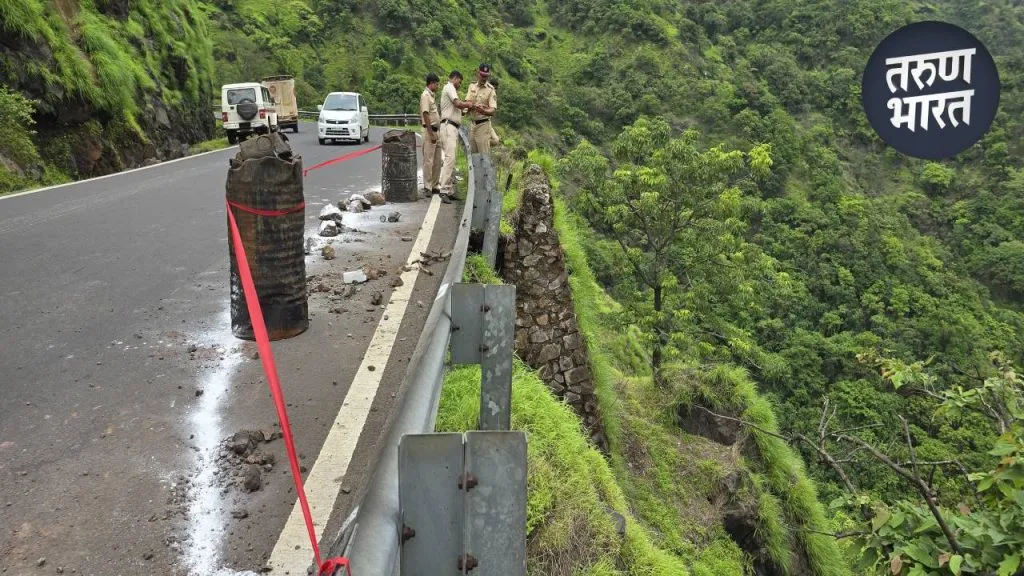 Konkan-Ghat Road: कोकण-घाटमाथा जोडणारा घाट धोकादायक, संरक्षक भिंत कोसळली, रेलिंग निखळले collapse of wall located along deep valley gorge in kumbharli ghat