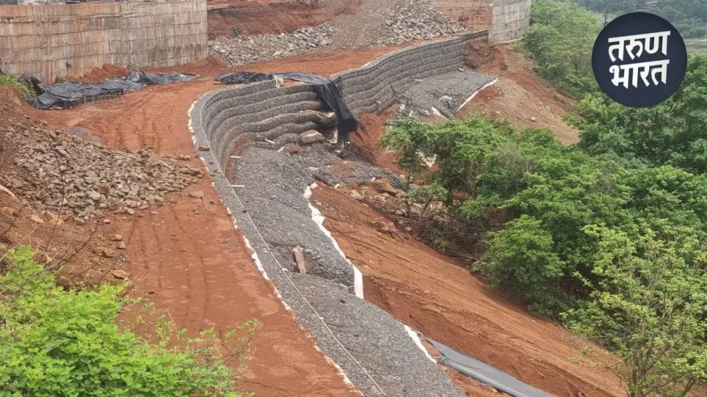 बांधकाम ढासळत असल्याने Parshuram Ghat तील गॅबियन वॉलचे काम थांबवले ghat high cliff on one side, measures wake of the regular accidents