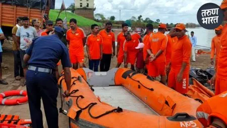 आपत्तीच्या काळात हक्काचा हात, Bawada Rescue Force ची कोल्हापूरकरांना खंबीर साथ! 50 youth from Kasba Bawda, Kolhapur together and formed BRF