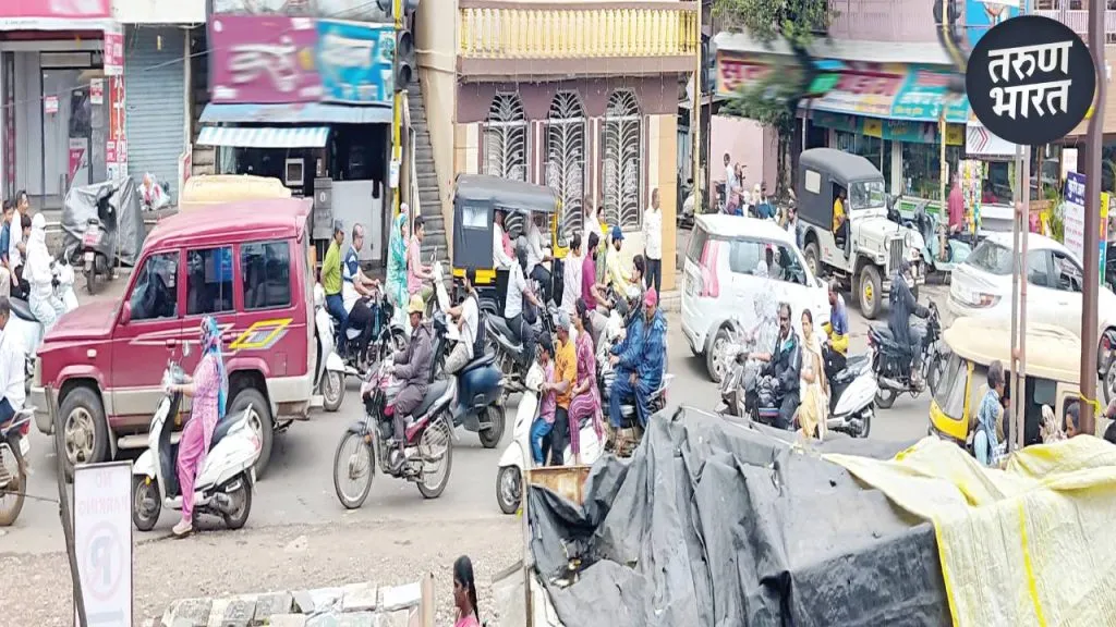 Kolhapur Traffic : रंकाळा टॉवर चौक नेहमीच वाहनांच्या वर्दळीत, नित्याचीच वाहतूक कोंडी roads are full of potholes due to years of non-asphalting kolhapur