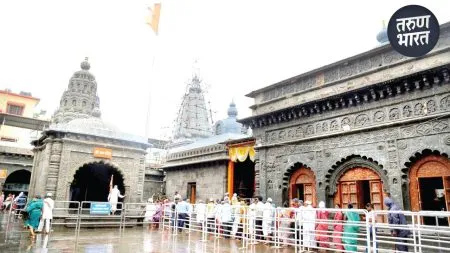 Wari Pandharichi 2025: देहू, आळंदीत लगबग, ज्ञानेश्वर माऊलींच्या पालखीचे उद्या प्रस्थान Devotees temple for darshan Sant Tukaram Maharaj Sansthan