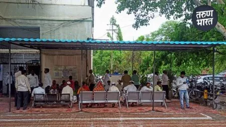 Solapur Tehsil Office कर्मचाऱ्यांनी वर्गणीतून उभारले पावसाळी निवारा शेड Tehsil Office the Maharashtra Government's 100-day action plan